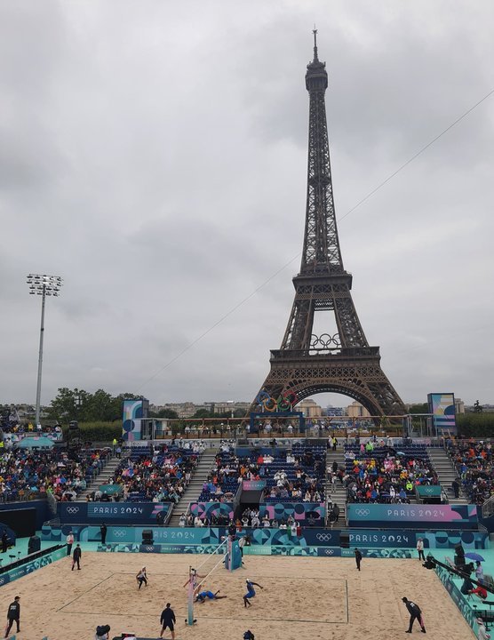 La pareja cubana de voley playa formada por Noslen Díaz Amaro y Jorge Luis Alayo Moliner ante los los estadounidenses Milas Partain y Andrés Benesh junto a la Torre Eiffel en París. EFE/David Ramiro