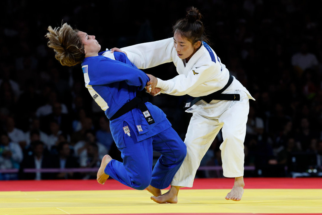 La judoca de Mongolia Baasankhuu (blanco) compite ante la española Laura Martínez Abelenda durante la semifinal de Judo 48 kg Femenino de los Juegos Olímpicos de París 2024 este sábado, en la capital francesa. EFE/ Chema Moya