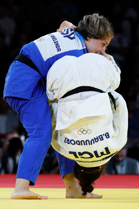 La judoca de Mongolia Baasankhuu (blanco) compite ante la española Laura Martínez Abelenda durante la semifinal de Judo 48 kg Femenino de los Juegos Olímpicos de París 2024 este sábado, en la capital francesa. EFE/ Chema Moya