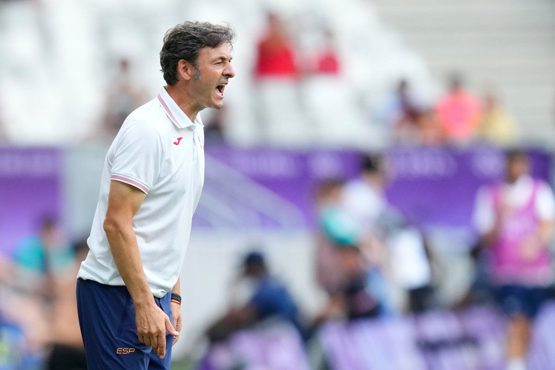 El entrenador español, Santi Denia, durante el partido del Grupo C de fútbol masculino de los Juegos Olímpicos de París 2024 disputad en el Estadio de Burdeos. EFE/ M. Reino