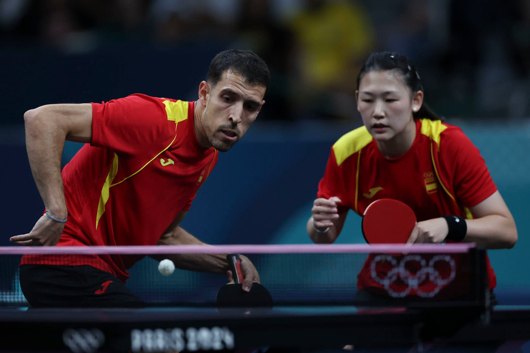 La pareja española, María Xiao (d) y Álvaro Robles, durante su enfrentamiento ante la pareja brasileña compuesta por Vitor Ishiy y Bruna Takahashi, durante el partido de Octavos de Final de Dobles Mixto de Tenis de Mesa, en los Juegos Olímpicos de París 2024 este sábado, en la capital francesa. EFE/ Kiko Huesca