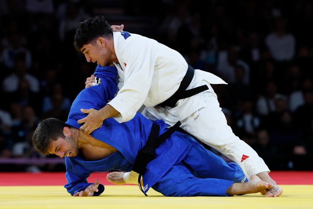 El judoca español Francisco Garrigos (azul) compite ante el georgiano Giorgi Sardalashvili durante el combate por la Medalla de Bronce de Judo -60 kg Masculino de los Juegos Olímpicos de París 2024 este sábado, en la capital francesa. EFE/ Chema Moya