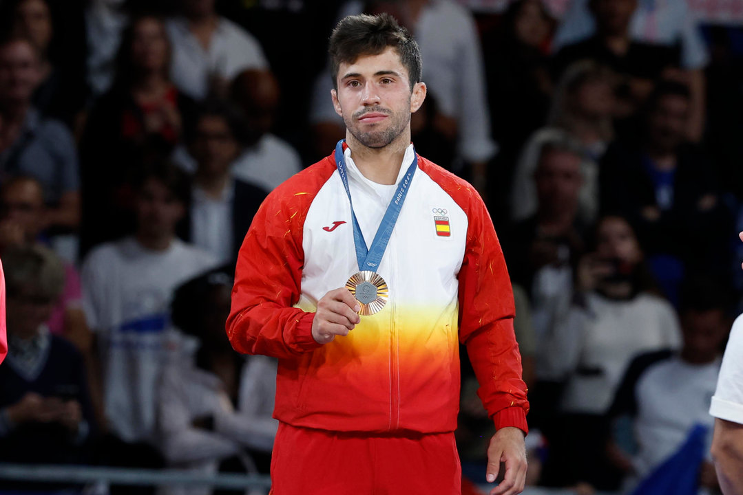 El judoca español Francisco Garrigos con la medalla de bronce al finalizar los combates de Judo -60 kg Masculino, durante los Juegos Olímpicos de París 2024 este sábado, en la capital francesa. EFE/ Chema Moya