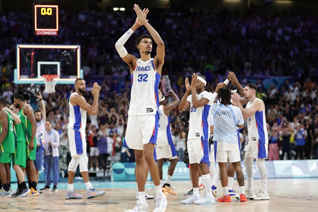 El francés Victor Wembanyama tras el partido que han jugado Francia y Brasil en el Pierre Mauroy Stadium de Villeneuve-d'Ascq, Francia. EFE/EPA/ALEX PLAVEVSKI