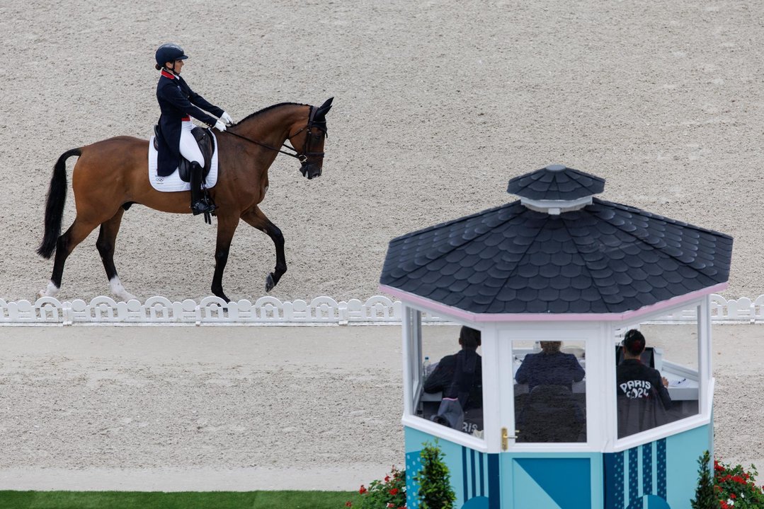 Lla británica Laura Collett Chateau en el Palacio de Versailles en Versailles, Francia. EFE/EPA/TOLGA AKMEN