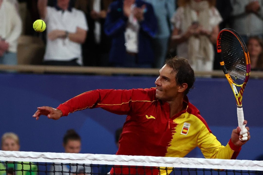 Rafael Nadal celebra la victoria en el partido de dobles frente a los argentinos Máximo González y Andrés Molteni, correspondiente a la primera ronda de dobles masculino de tenis de los Juegos Olímpicos de París 2024 en la pista Phillipe Chatrier de París.EFE/EPA/DIVYAKANT SOLANKI