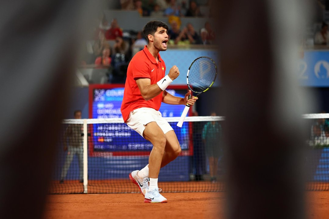 El español Carlos Alcaraz celebra un punto en las pistas de Roland Garros. EFE/EPA/DIVYAKANT SOLANKI