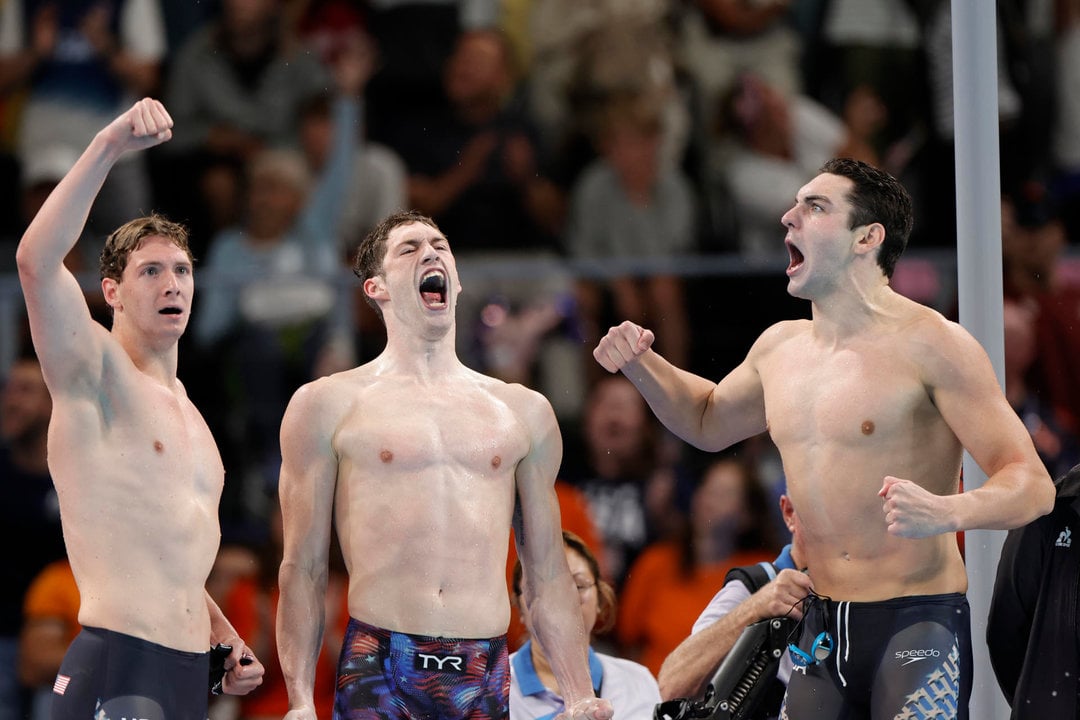 El equipo estadounidense, compuesto por Jack Alexy (d), Chris Guiliano  (i) y Hunter Armstrong (c), celebra el oro en la final de 4x100m Estilo Libre Masculino de los Juegos Olímpicos París 2024, este sábado, en París, Francia. EFE/Lavandeira Jr.