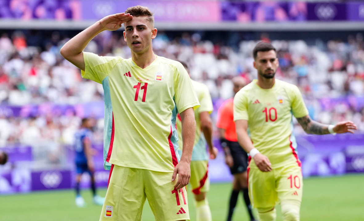 El futbolista español Fermín López (c) celebra tras marcarle un gol a la República Dominicana durante el partido del Grupo C de fútbol masculino de los Juegos Olímpicos de París 2024 disputado en el Estadio de Burdeos. EFE/M. Reino