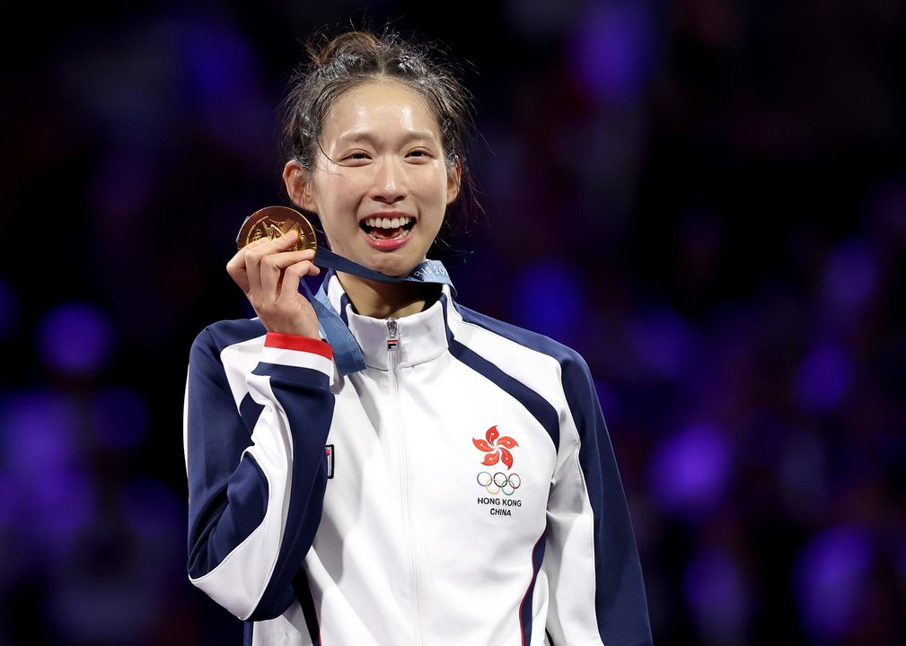 La mdallista de orot Vivian Man Wai of Hong Kong posa con la medalla en el Grand Palais en Paris, Francia. EFE/EPA/RITCHIE B. TONGO