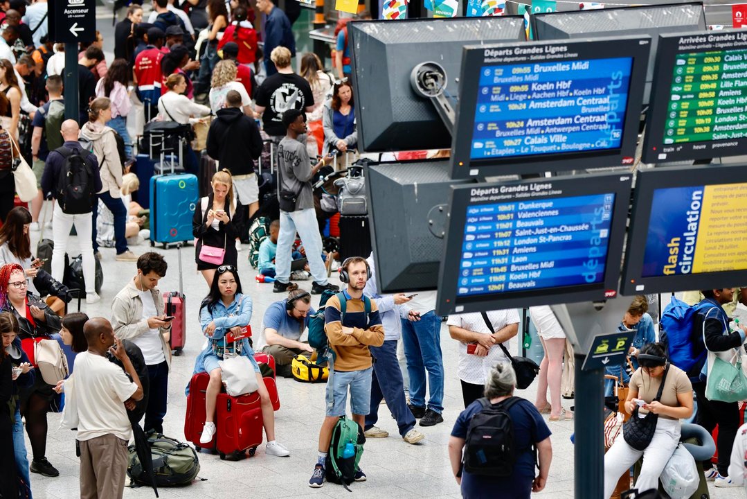 Francia sufrió un ataque organizado contra la red de trenes de alta velocidad en torno a París, que creó graves problemas en el tráfico en el día de la ceremonia de inauguración de los Juegos Olímpicos. En la imagen, usuarios esperan resignados en la estación de Gare du Nord en París. EFE/ Ritchie B. Tongo