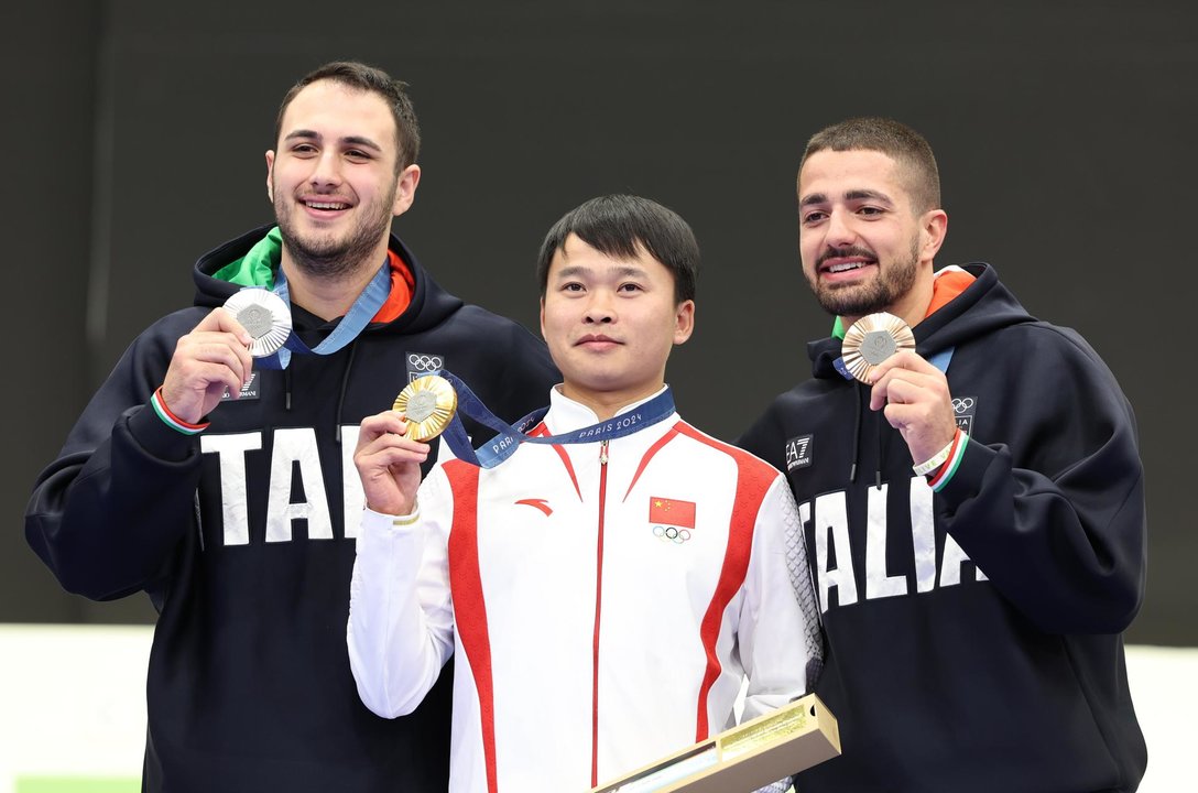 Podio de pistola de aire comprimido 10 metros: Yu Xie (oro), Nilo Maldini (plata) y Paolo Monna. EFE/EPA/VASSIL DONEV