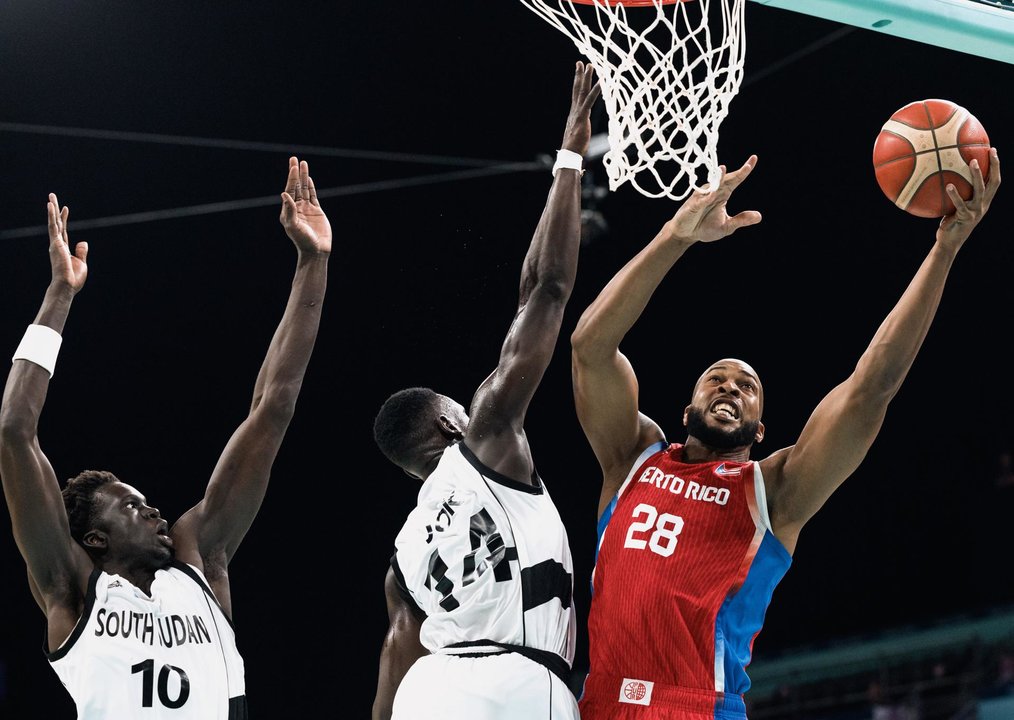 Ismael Romero, de Puerto Rico, ante t Peter Jok, de Sudán del Sur, durante el partido disputado este domingo, EFE/EPA/ALEX PLAVEVSKI