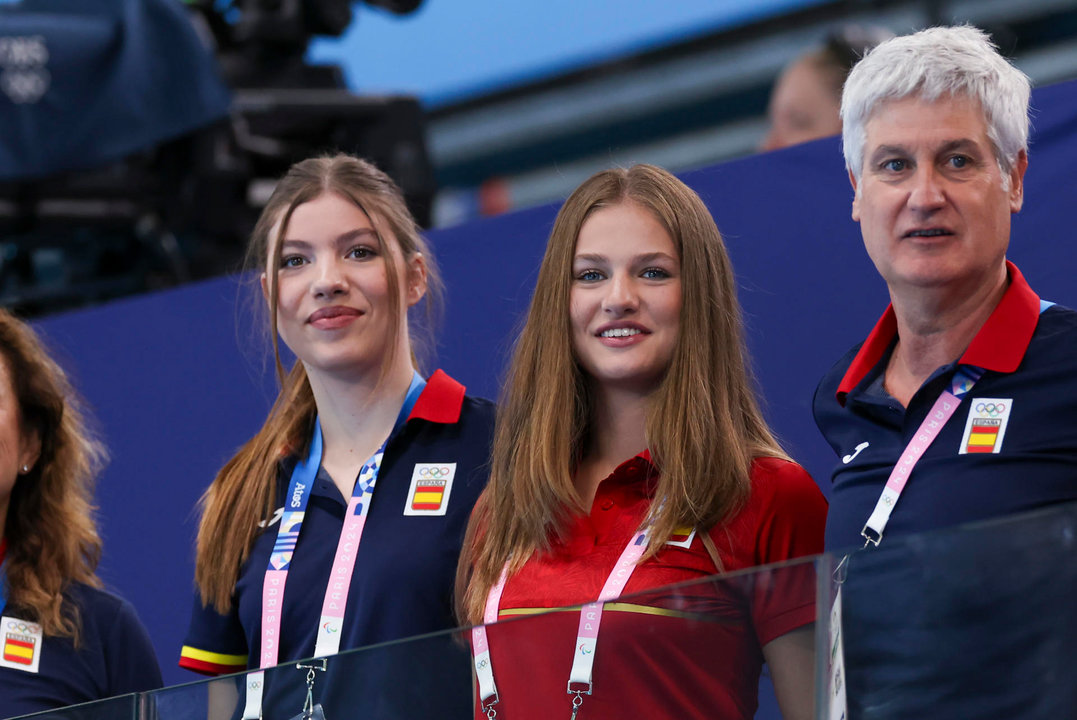 La princesa de Asturias, Leonor de Borbón, y su hermana, la infanta Sofía (i), entre los asistentes al partido de waterpolo que la selección española disputa contra Australia. EFE/ Kiko Huesca