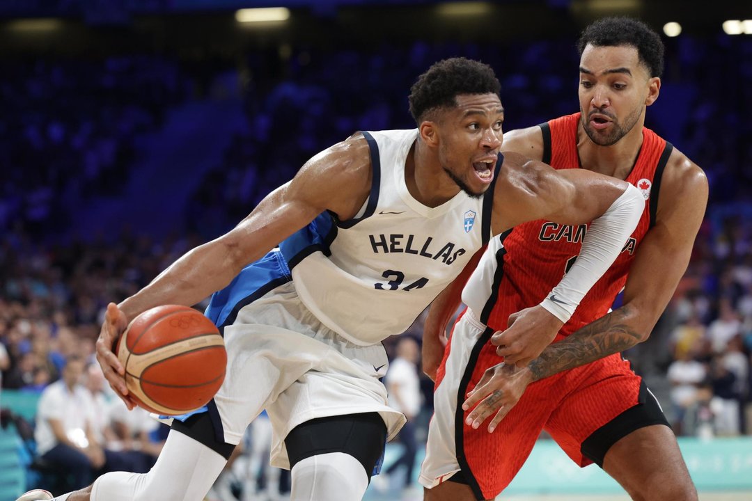 Giannis Antetokounmpo y Trey Lyles of Canada durante el partido Grecia-Canadá de esta domingo. EFE/EPA/ALEX PLAVEVSKI