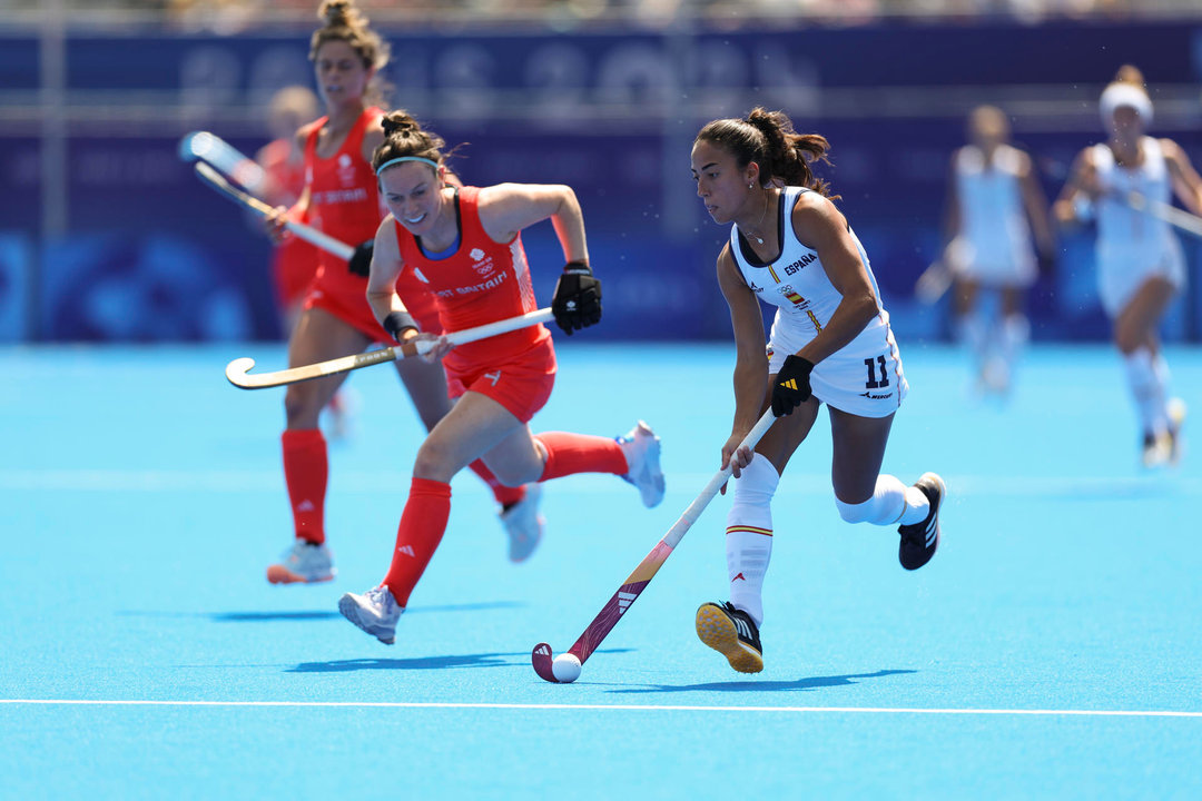 La española Marta Segu (d) controla la bola durante el partido W06 del grupo B femenino en el marco de los Juegos Olímpicos de París 2024 en Colombes, Francia, este domingo. EFE/ Sashenka Gutierrez