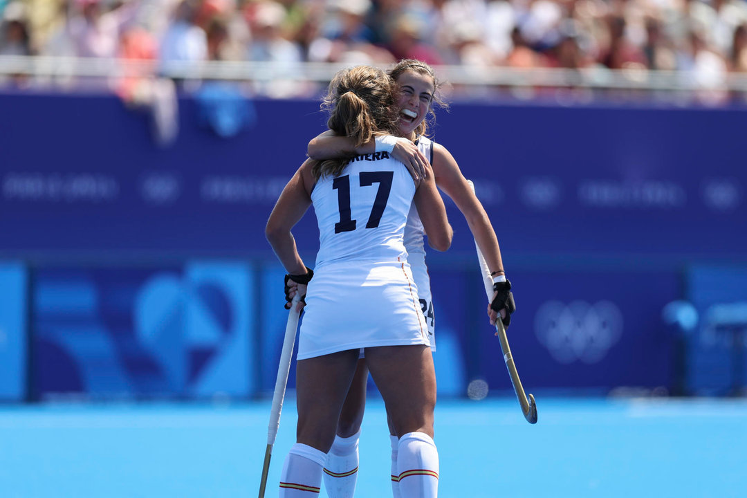 La jugadoras de la selección española de hockey hierba Lola Riera celebra la victoria del equipo al finalizar el partido W06 del grupo B femenino de hockey entre Gran Bretaña y España en el marco de los Juegos Olímpicos de París 2024 en Colombes, Francia, este domingo. EFE/ Sashenka Gutierrez