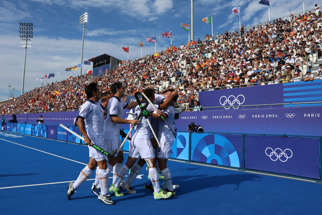 Los jugadores españoles celebran la victoria ante Alemania tras el partido de Hockey sobre Hierba Masculino del Grupo A, en el marco de los Juegos Olímpicos de París 2024 en el estadio Yves-du-Manoir de Colombes, Francia, este domingo. EFE/ Sashenka Gutiérrez