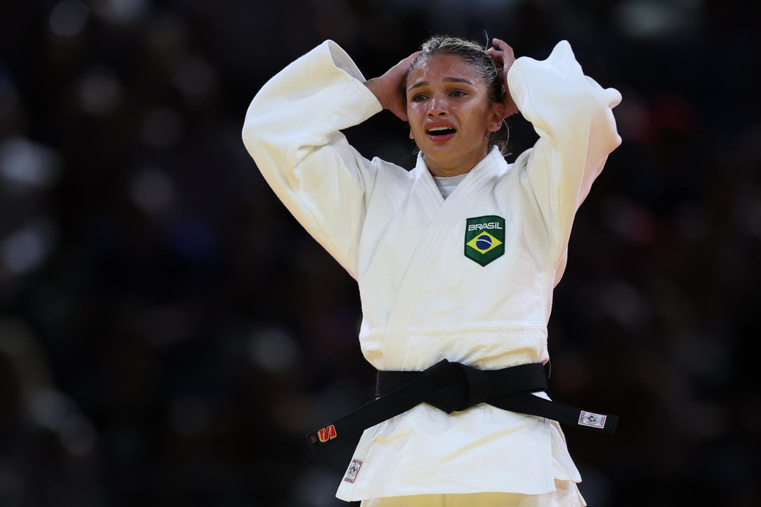 La judoka brasileña Larissa Pimenta celebra tras vencer a la italiana Odette Giuffrida en el combate por la medalla de bronce de Judo Femenino en la categoría de -52 kilos de los Juegos Olímpicos de París 2024 este domingo en París. EFE/ Miguel Gutiérrez