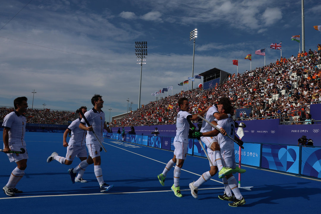 Los jugadores españoles celebran la victoria ante Alemania tras el partido de Hockey sobre Hierba Masculino del Grupo A, en el marco de los Juegos Olímpicos de París 2024 en el estadio Yves-du-Manoir de Colombes, Francia, este domingo. EFE/ Sashenka Gutiérrez