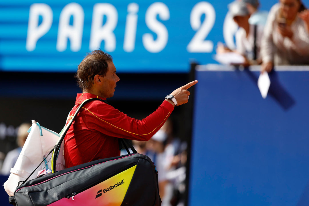 El tenista español Rafael Nadal celebra tras vencer al húngaro Marton Fucsovics en la primera ronda individual masculina de los Juegos Olímpicos de París 2024 en la pista Philippe-Chatrier del complejo de tenis Roland Garros, este domingo en París, Francia. EFE/ Juanjo Martín