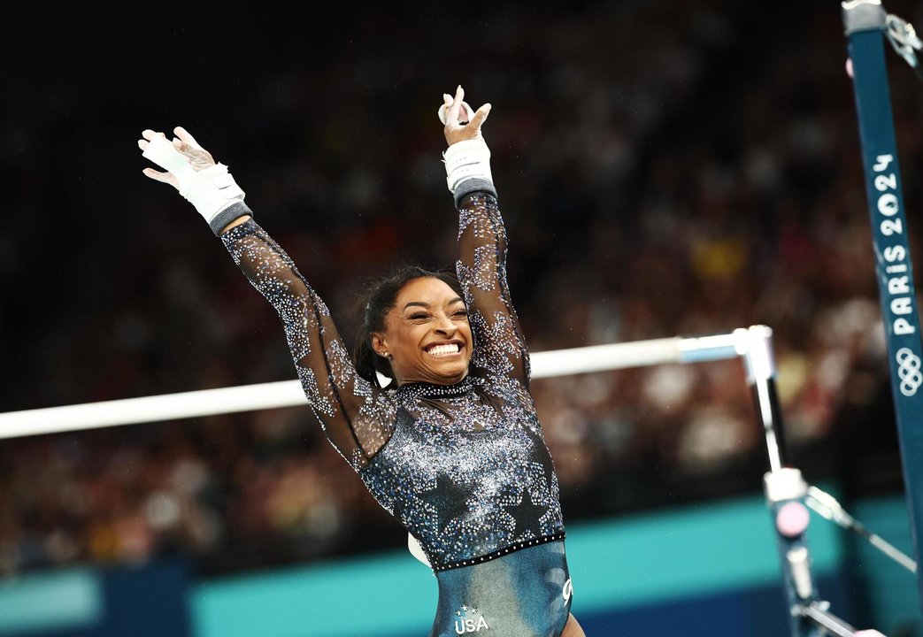 La estadounidense Simone Biles en el Bercy Arena in Paris, Francia. EFE/EPA/ANNA SZILAGYI