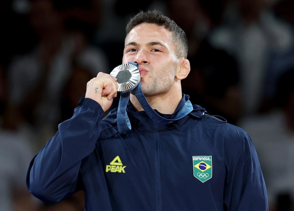 El brasileña Willian Lima besa la medalla de plata conseguida en la categoría de -66kg en el Champs-de-Mars Arena en Paris, Francia. EPA/DANIEL IRUNGU