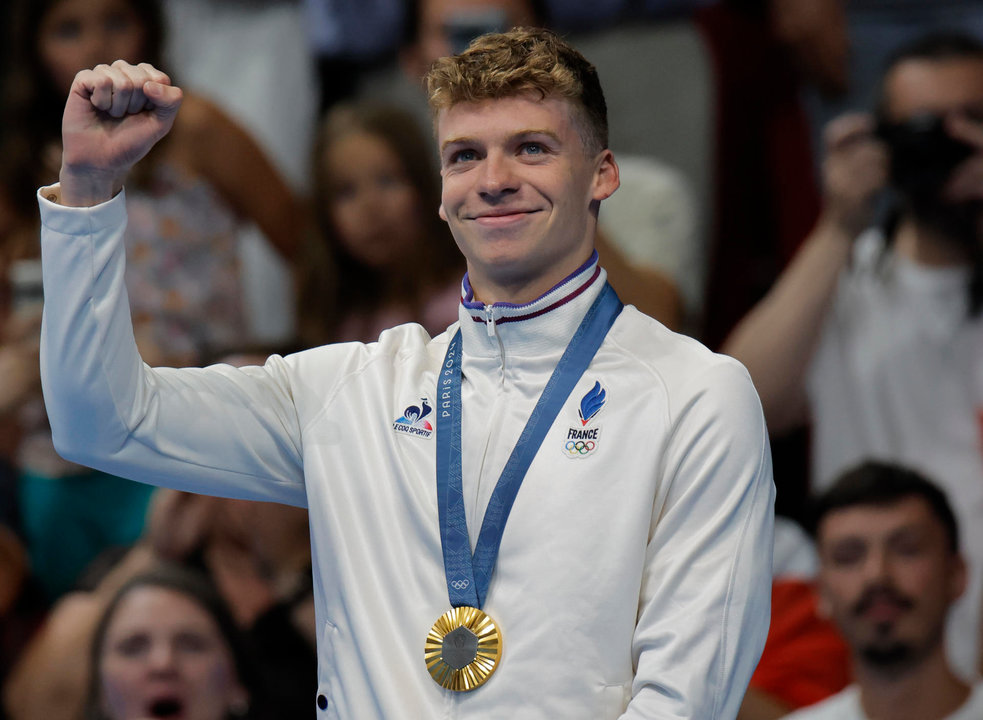 El francés Leon Marchand con la medalla de oro tras la final de 400m Estilos Individual Masculino, en La Defense Arena en Nanterre, Francia, con motivo de los Juegos Olímpicos París 2024, este domingo. EFE/ Lavandeira Jrr