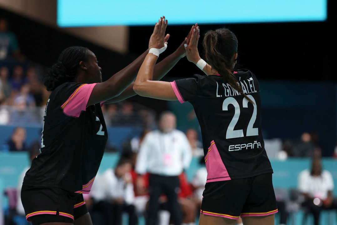 Las jugadoras españolas Lara González (d) y Lysa Tchaptchet reaccionan ante Angola este domingo, durante el partido de ronda preliminar del Grupo B de Balonmano Femenino, parte de los Juegos Olímpicos de París 2024, en la capital fancesa. EFE/ Kiko Huesca