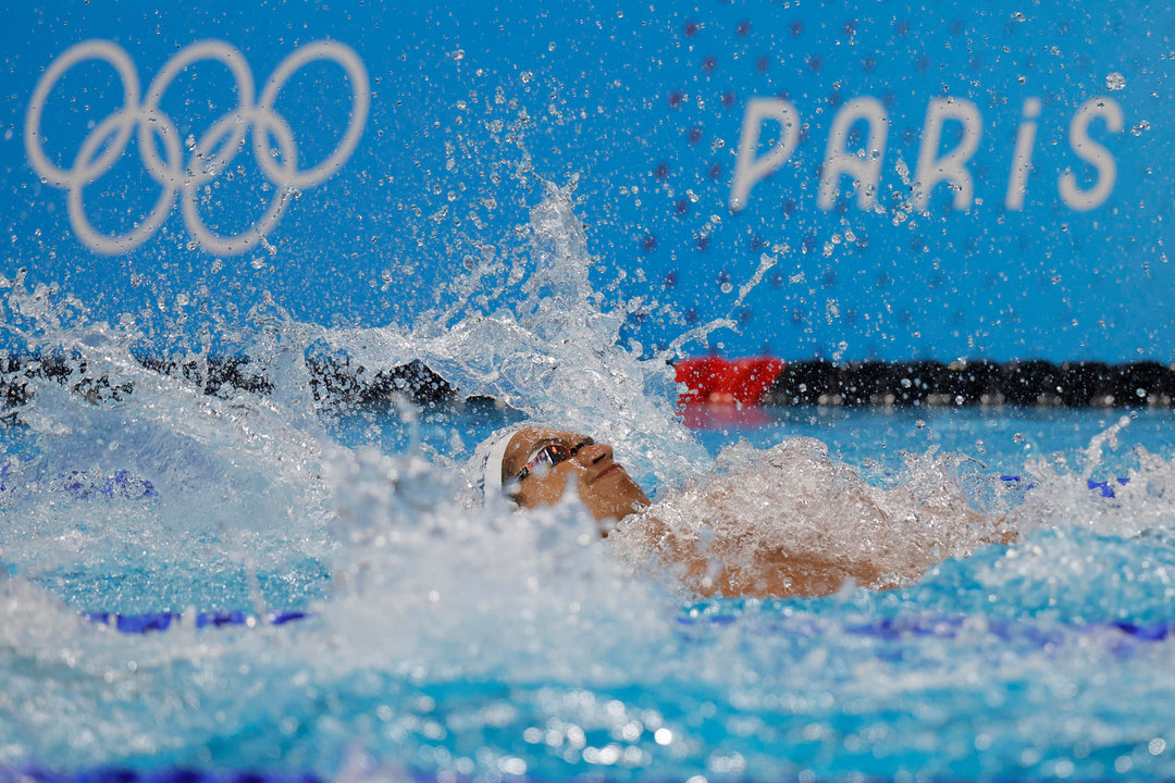 El español Hugo González compite en la semifinal de 100m Espalda Masculino, en La Defense Arena en Nanterre, Francia, con motivo de los Juegos Olímpicos París 2024, este domingo. EFE/ Lavandeira Jr