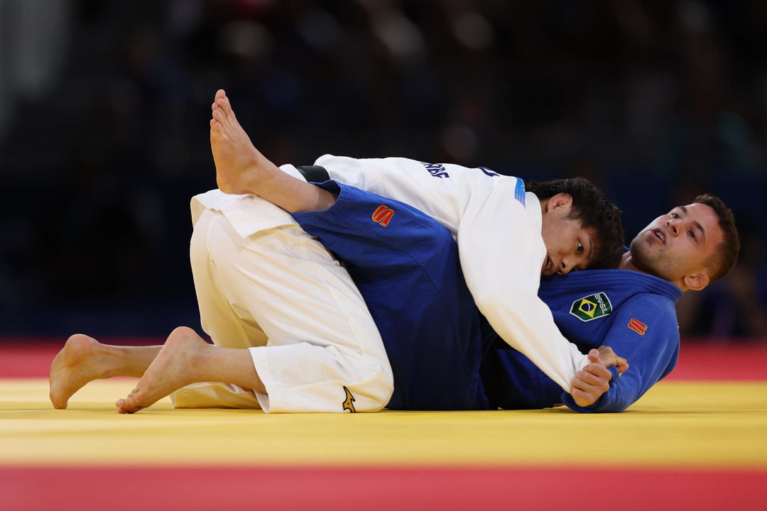 El judoka japonés Hifumi Abe (blanco) compite ante el brasileño Willian Lima en la final de Judo Masculino en la categoría de -66 kilos de los Juegos Olímpicos de París 2024 este domingo en París. EFE/ Miguel Gutiérrez