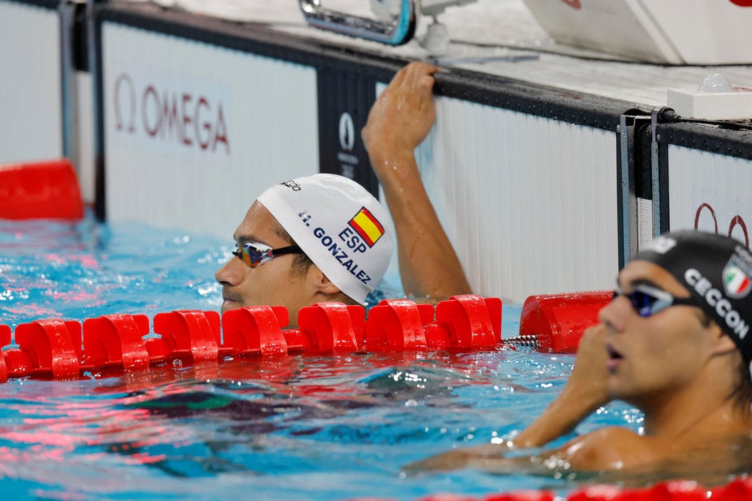 El español Hugo González de Oliveira tras competir en la cuarta manga de los cuartos de final de los 100m espalda masculinos en La Defense Arena en Nanterre, Francia, con motivo de los Juegos Olímpicos París 2024, este domingo. EFE/ Lavandeira Jr