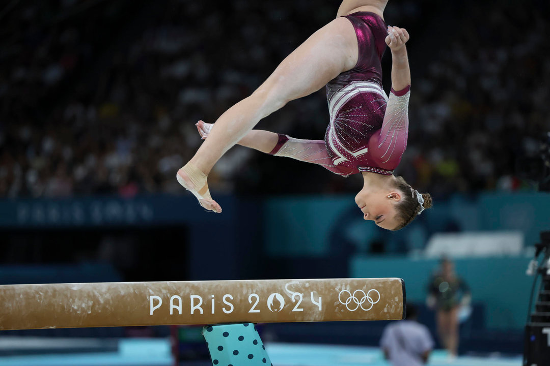 La gimnasta española Laura Casabuena compite en la prueba de barra de equilibrio parte de la clasificación de Gimnasia Artística femenina de los Juegos Olímpicos de París 2024 este domingo, en el Bercy Arena de la capital francesa. EFE/ Miguel Gutiérrez