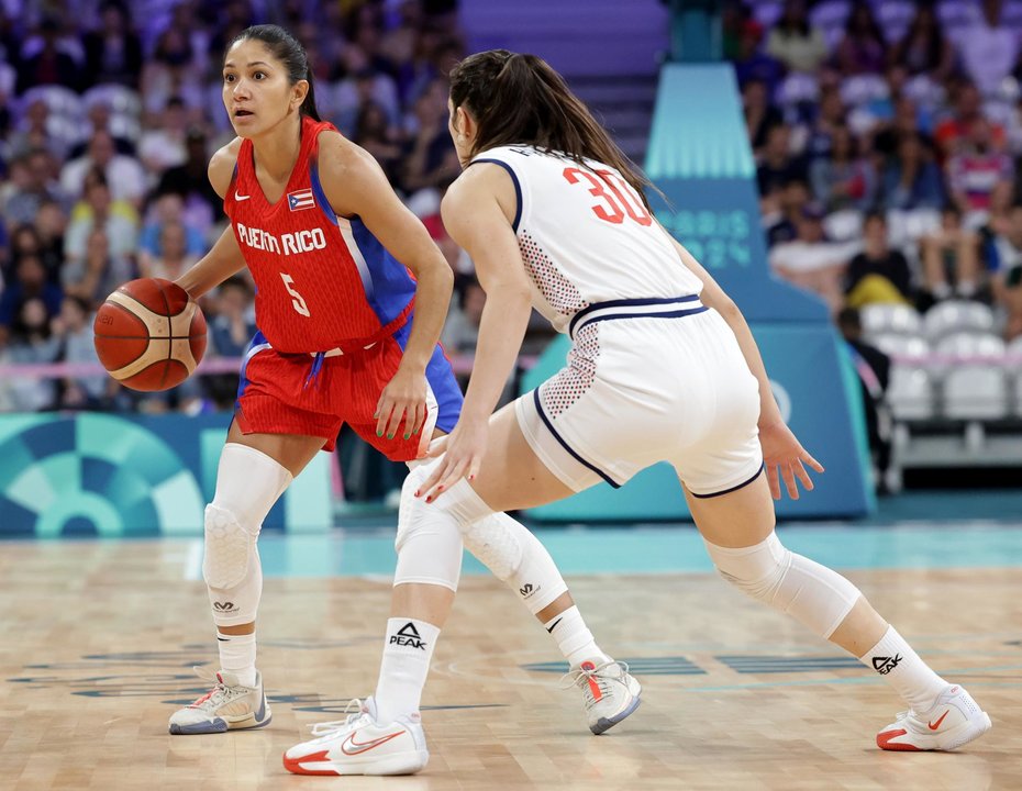 La jugadora de Puerto Rico Pamela Rosado (I) en acción ante la serbia Aleksandra Katanic durante el partido de baloncesto del grupo A jugado en el Pierre Mauroy Stadium en Villeneuve-d'Ascq, Francia.. EPA/ALEX PLAVEVSKI