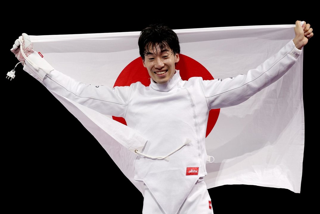 El japonés Koki Kano se llevó el oro trs batir al francés Yannick Borel en la prueba de espada individual que se ha disputado en el Grand Palais en París, Francia. EFE/EPA/RITCHIE B. TONGO