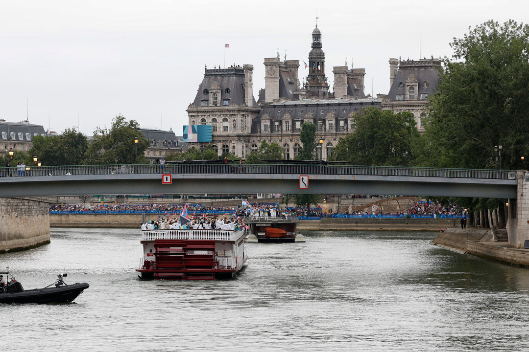 Las barcazas con los atletas de las distintas selecciones desfilan por el río Sena, durante la ceremonia de inauguración de los Juegos Olímpicos de París 2024. EFE/Julio Muñoz