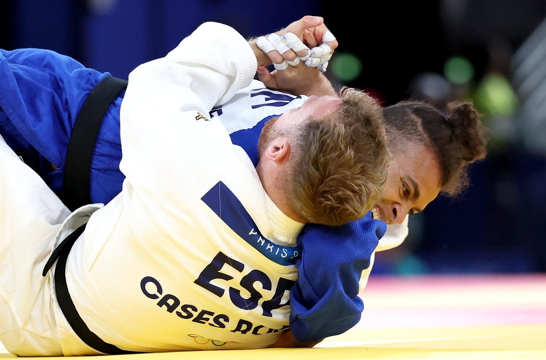 El español Salvador Cases Roca (blanco) de en acción contra Faye Njie de Gambia en la ronda de eliminación masculina -73kg de judo en los Juegos Olímpicos de París 2024. EFE/EPA/DANIEL IRUNGU