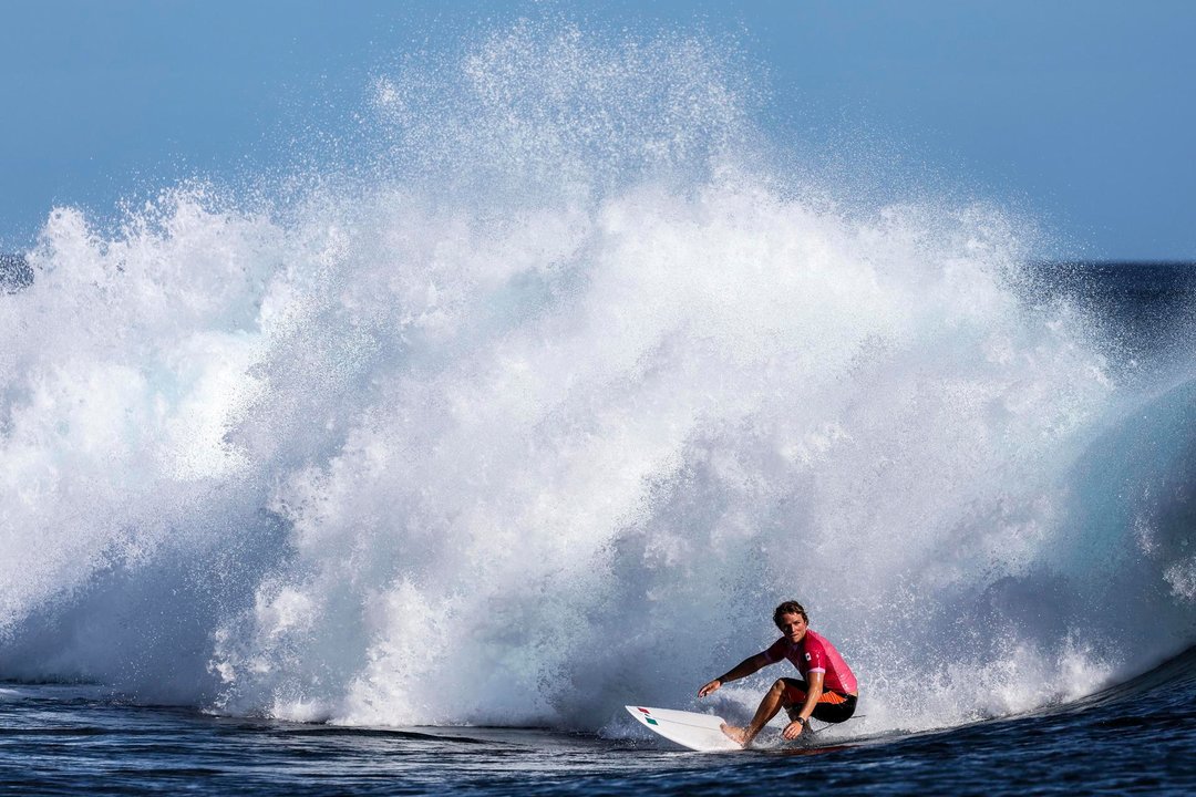 El mexicano Alan Cleland compite en Teahupo'o, este domingo 28. EFE/EPA/FAZRY ISMAIL