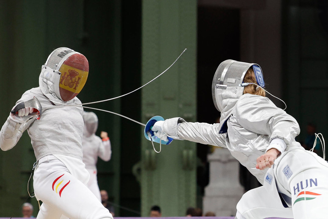 La esgrimista española  Lucía Martín-Portugués (i) se enfrenta a la húngara Anna Marton en su combate de sable individual femenino. EFE/ Julio Muñoz