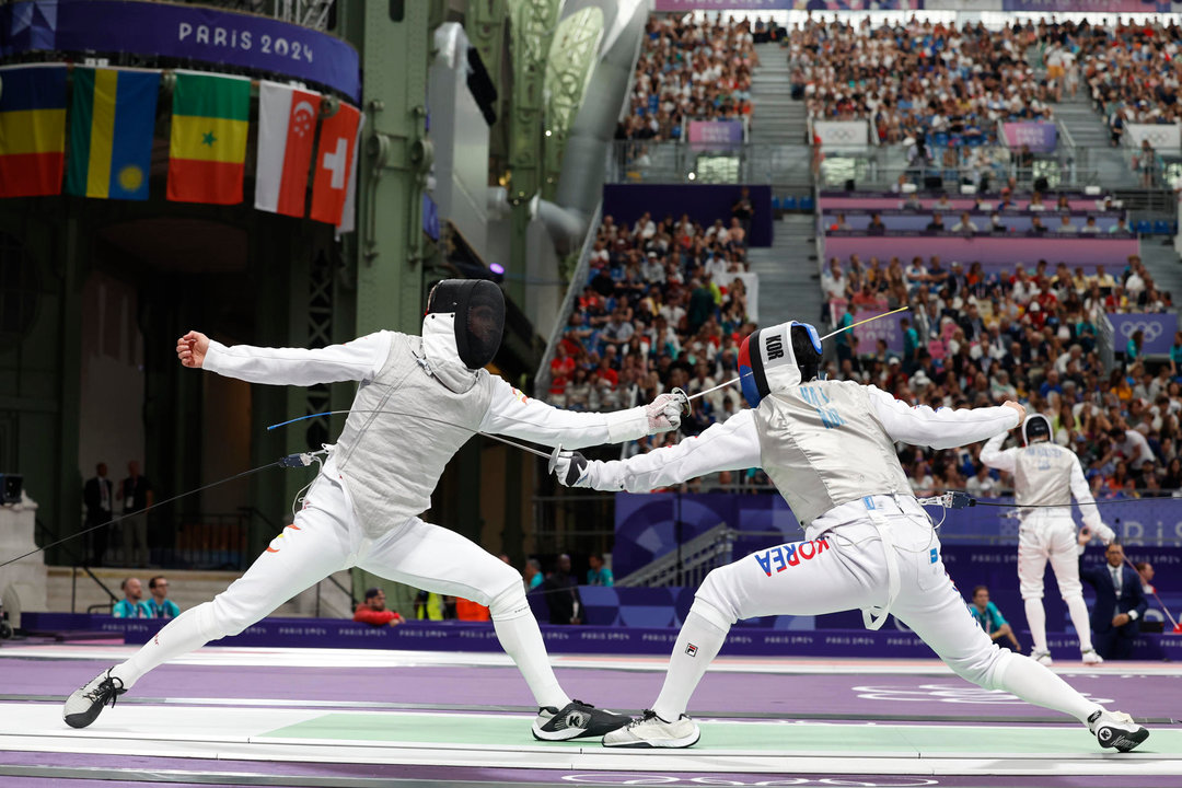 El esgrimista español Carlos Llavador (i) se enfrenta al surcoreano Taegyu Ha (d) en su combate de florete individual masculino de los Juegos Olímpicos de París 2024 en el Grand Palais, en París, Francia. Llavador ganó por 15-13. EFE/ Julio Muñoz