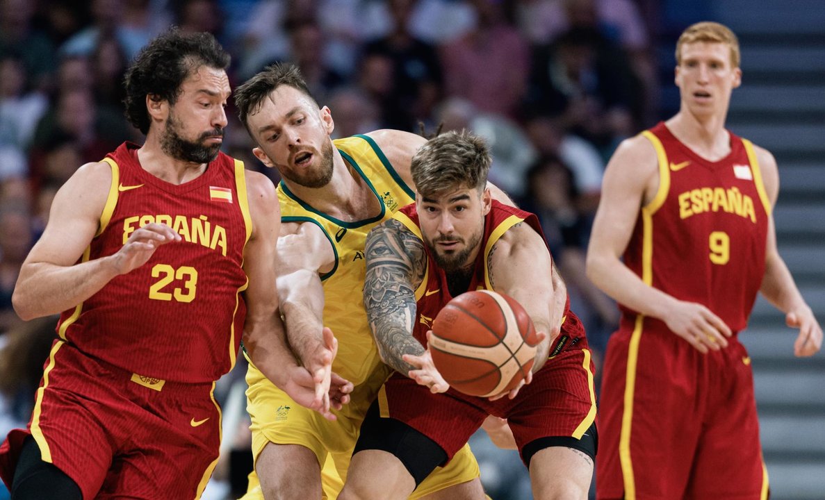 Sergio Llull, (iz), escolta y segundo capitán de la selección española de baloncesto, durante el partido ante Australia. EFE/EPA/ALEX PLAVEVSKI