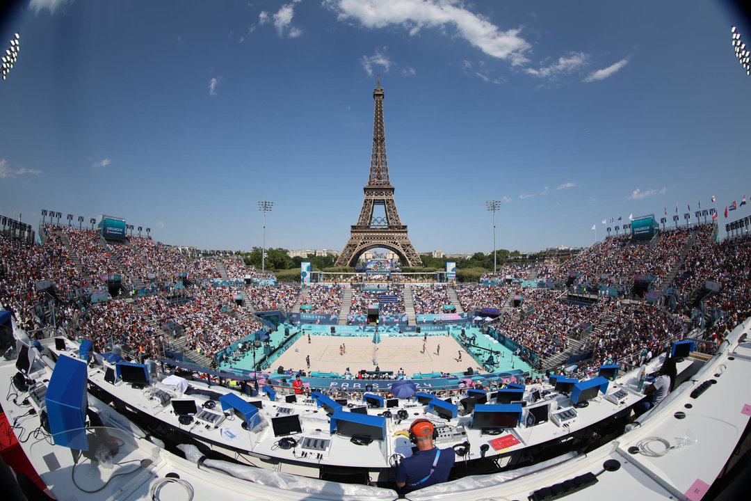 Vista de la Torre Eiffel durante uno de los partidos de voley playa femeninos celebrados en el arco de los Juegos Olímpicos París 2024, este lunes, en París, Francia. EFE/ Miguel Gutierrez