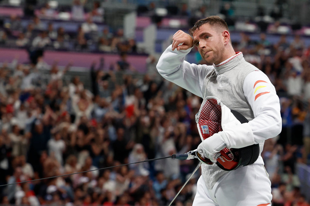 El esgrimista español Carlos Llavador tras perder su combate de florete individual masculino contra el egipcio Mohamed Hamza. EFE/ Julio Muñoz