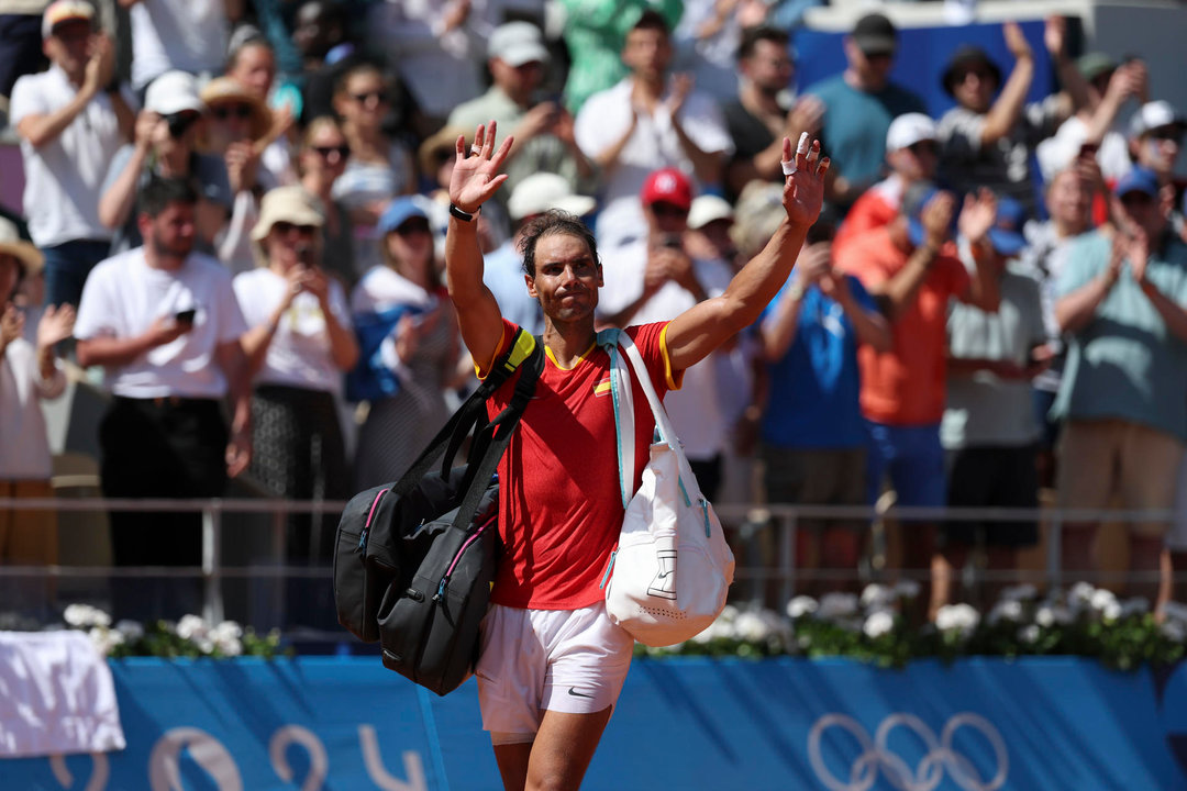 El tenista español Rafa Nadal se despide del público tras caer ante el serbio Novak Djokovic durante el partido celebrado en el marco de los Juegos Olímpicos de París, este lunes. EFE/ Juanjo Martín