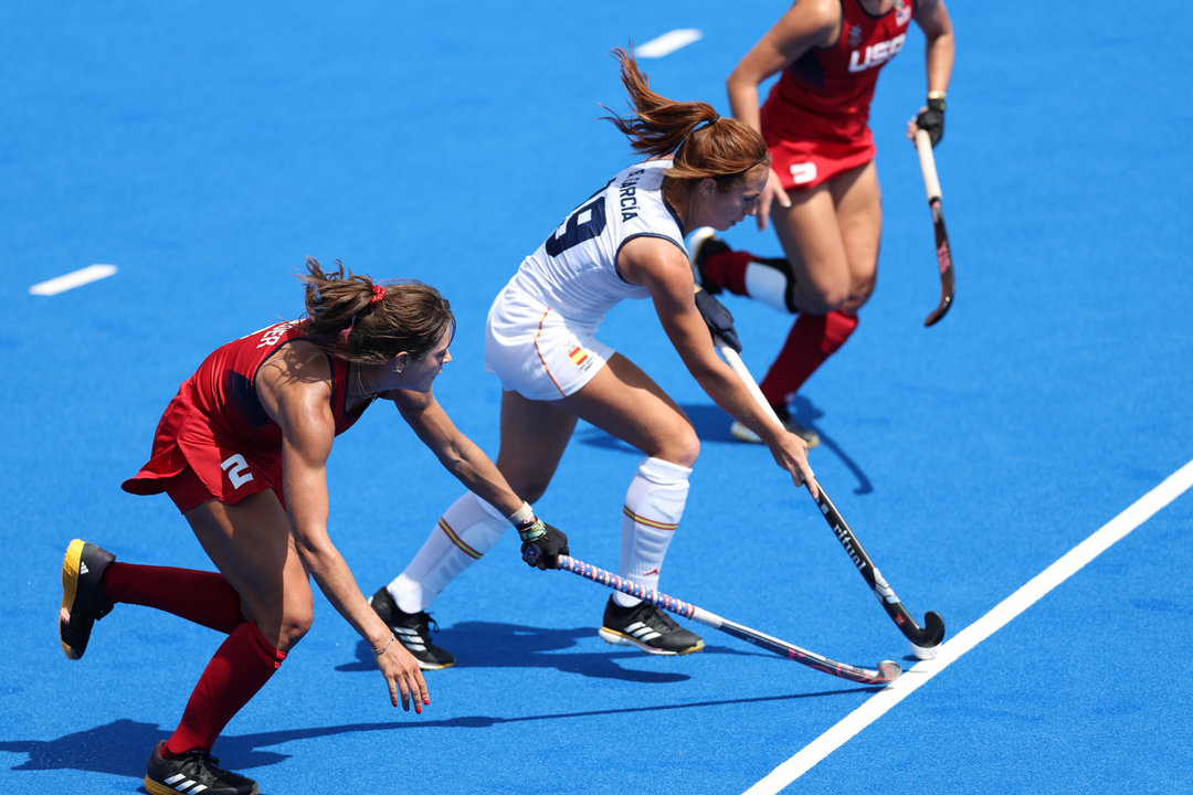 La española Begoña García (c) lucha por la bola con la estadounidense Meredith Sholder (i) durante el partido de hockey hierba entre España y Estados Unidos celebrado en el marco de los Juegos Olímpicos París 2024, este lunes, en París, Francia. EFE/ Sashenka Gutiérrez