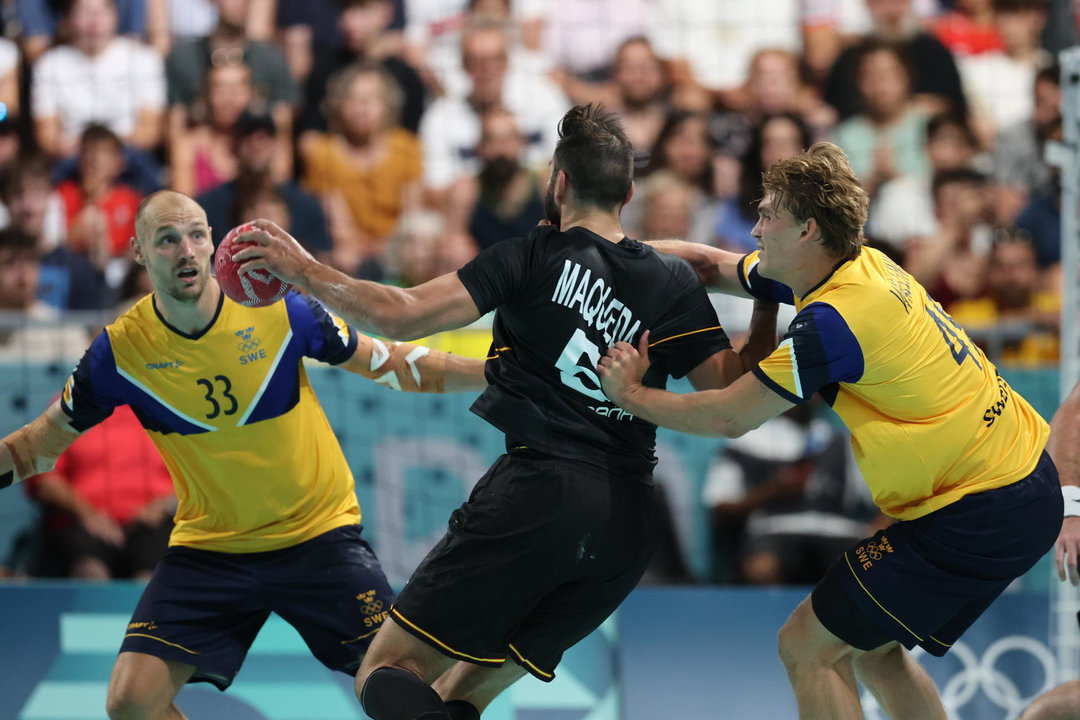 El lateral derecho de España Jorge Maqueda (c) en acción ante la defensa Lukas Sandell (i) y Karl Wallinius del equipo de Suecia durante el partido de balonmano de la ronda preliminar, grupo A, que Suecia y España disputan este lunes en el South Paris Arena de París. EFE/ Miguel Gutiérrez