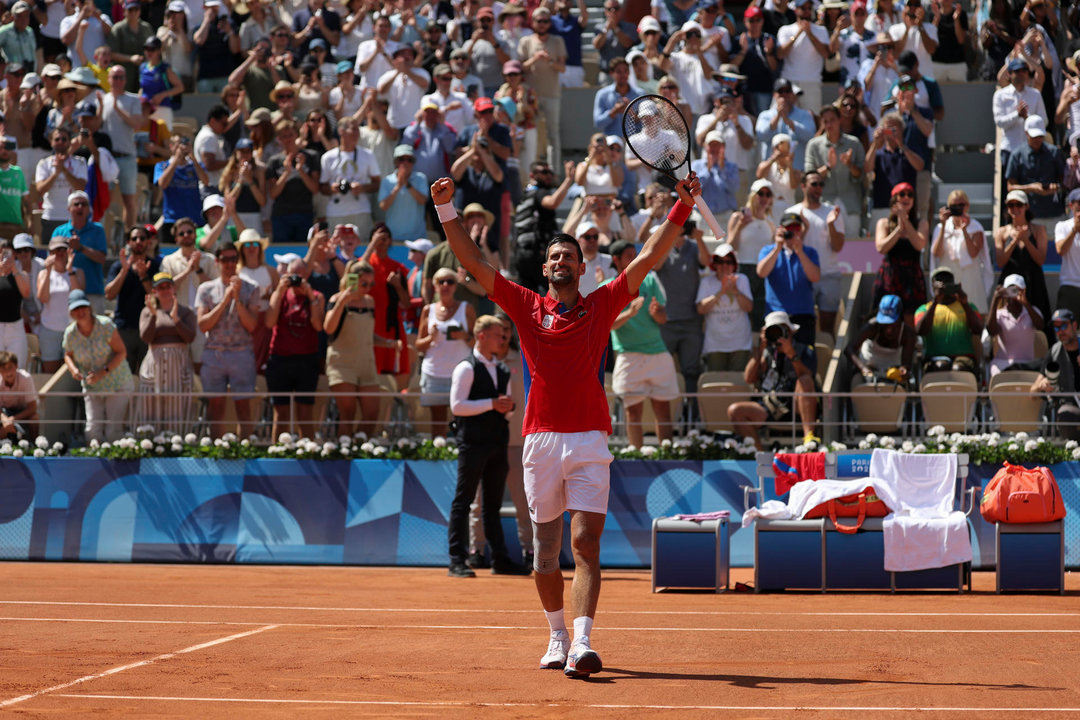 El tenista serbio Novak Djokovic celebra tras imponerse al español Rafa Nadal en el partido celebrado en el marco de los Juegos Olímpicos de París, este lunes. EFE/ Juanjo Martín