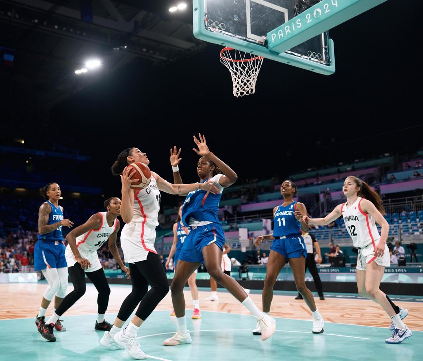 La francesa Dominique Malonga (3-d) en acción contr ala canadiense Natalie Achonwa (3-I) durante el partido del grupo B que han jugado Francia y Canadá en el Pierre Mauroy Stadium en Villeneuve-d'Ascq, Francia. EFE/EPA/ALEX PLAVEVSKI