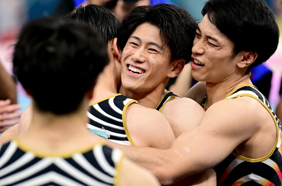 Daiki Hashimoto (c) es felicitado por sus compañeros tras la final de Gimnasia Artísirca en el el Bercy Arena en Paris, Francia. EFE/EPA/CHRISTIAN BRUNA