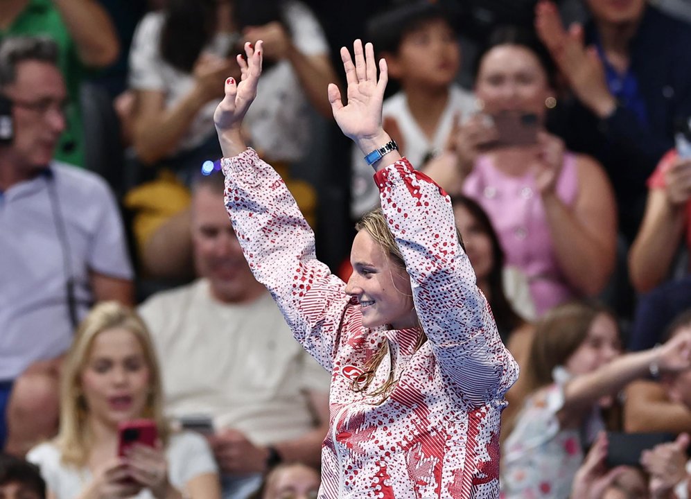 La joven canadiense Summer McInstosh con la medalla al cuello en La Defense Arena en París, Francia. EFE/EPA/ANNA SZILAGYI